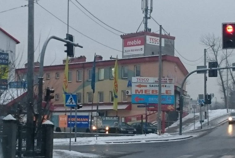 Z cyklu Polisz Arkitekczer rozwiązuje problemy: Mam radę na brzydką elewację, nie remontuj jej, zasłoń reklamami! - Bochnia