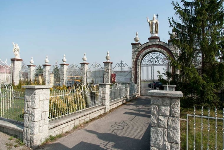 Skoro i duży i mały może być świętym, to czemu nie Arkitektem? Wjazd na parking w Licheniu