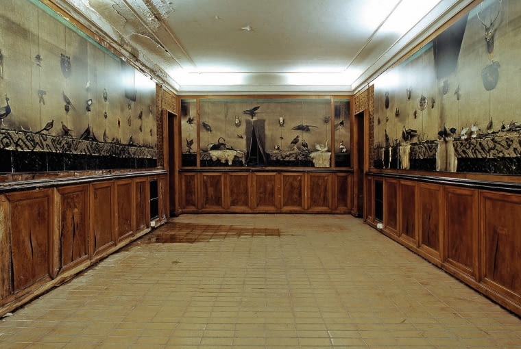 Mauzoleum (z Olgą Mokrzycką), widok instalacji w Trybunie Honorowej PKiN w Warszawie, 2007