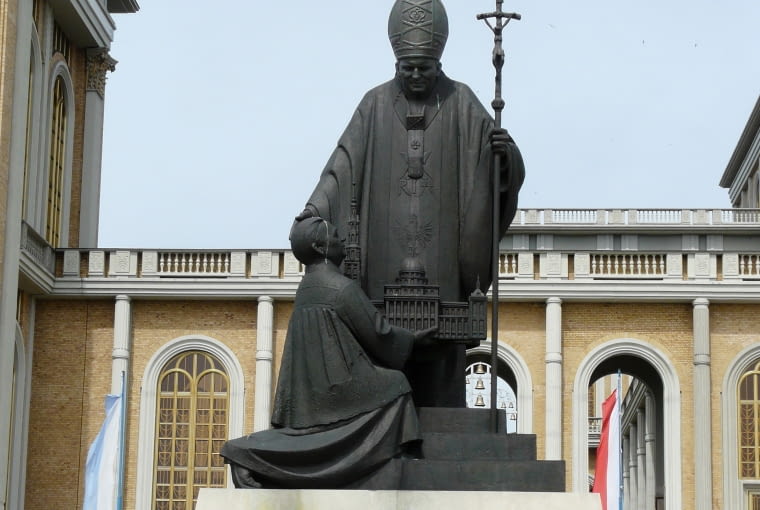 Pomnik papieża w Licheniu Papież z bazyliką Licheń
