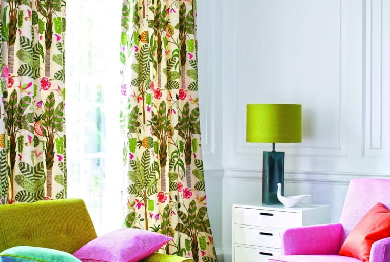 Okno na świat. Muślinowe firany i wzorzyste kolorowe zasłony wprowadzą do domu dużą dawkę optymizmu. Wiosną najlepiej sprawdzą się tiule, organzy, lny i bawełna. Pożądane wzory: kwiaty (od drobnej łączki, przez zawsze modne róże, po egzotyczne rośliny), ptaki, motywy rodem z tropikalnej dżungli. Kolory: odcienie żółtego i oranżu, soczysta świeża zieleń (więcej na temat modnej zieleni - na s. 68), róże i czerwienie, błękity.