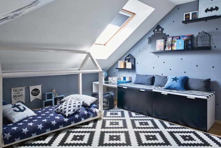 Pokój Mikołajka też jest utrzymany w granatach i szarościach. Łóżko-domek przyjechało z Adeko Stolarni.