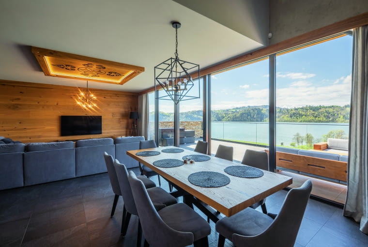 Dobór odpowiedniego rodzaju szyb zależy od wielu czynników: lokalizacji budynku, ekspozycji na słońce, poziomu hałasu, ryzyka włamania czy preferencji domowników Dobór odpowiedniego rodzaju szyb zależy od wielu czynników: lokalizacji budynku, ekspozycji na słońce, poziomu hałasu, ryzyka włamania czy preferencji domowników