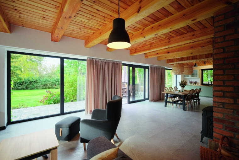 Na ostateczną wartość współczynnika Uw składają się parametry cieplne poszczególnych elementów okna: profili, pakietu szybowego oraz wartość tzw. mostka termicznego przy styku szyby z ramą