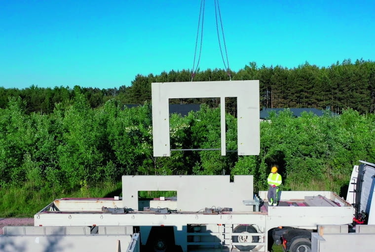 Wykorzystanie betonu w budownictwie jednorodzinnym (i nie tylko) jest powszechne. To mocny i solidny materiał, a użyty w technologii  prefabrykowanej pozwala prowadzić budowę przez cały rok