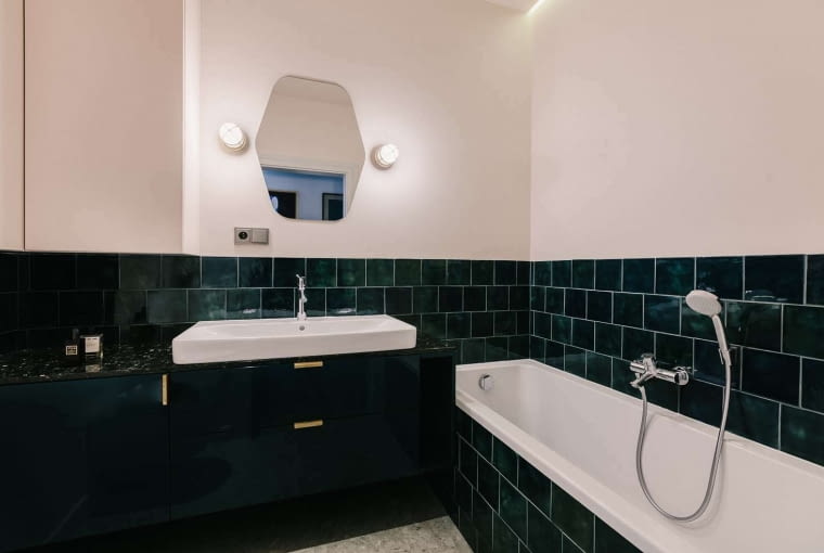 Druga łazienka ma piękny kolor szmaragdowej zieleni, który w połączeniu z pudrowym różem ścian i bielą armatury prezentuje się zjawiskowo.