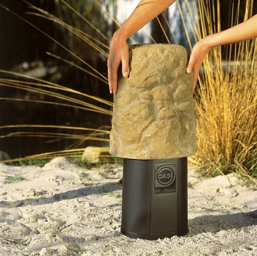 Ogrodowa skrzynka elektryczna z osłoną imitującą kamień. Taki zestaw nie szpeci ogrodu.