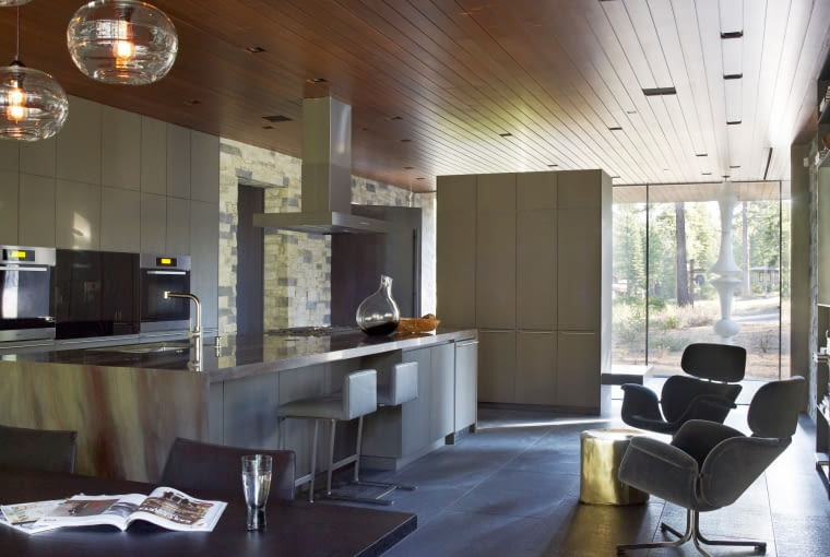 Kuchnia i salon tworzą nadrzędną strukturę przestrzenną. Elio z Dornbracht można znaleźć na wyspie kuchennej, która bezpośrednio przylega do jadalni i bogatej kolekcji sof. Kuchnia i salon tworzą nadrzędną strukturę przestrzenną. Elio z Dornbracht można znaleźć na wyspie kuchennej, która bezpośrednio przylega do jadalni i bogatej kolekcji sof.