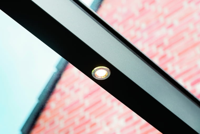 Oświetlenie pergoli ma przede wszystkim wymiar praktyczny – zwiększa komfort korzystania z tej przestrzeni po zmroku Oświetlenie pergoli ma przede wszystkim wymiar praktyczny – zwiększa komfort korzystania z tej przestrzeni po zmroku