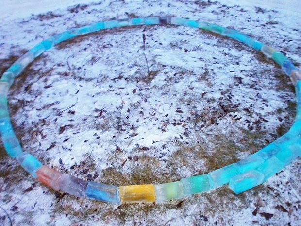 Układamy pierwszy krąg z kolorowych cegiełek. jak zbudować igloo, igloo, kolorowe igloo, tęczowe igloo