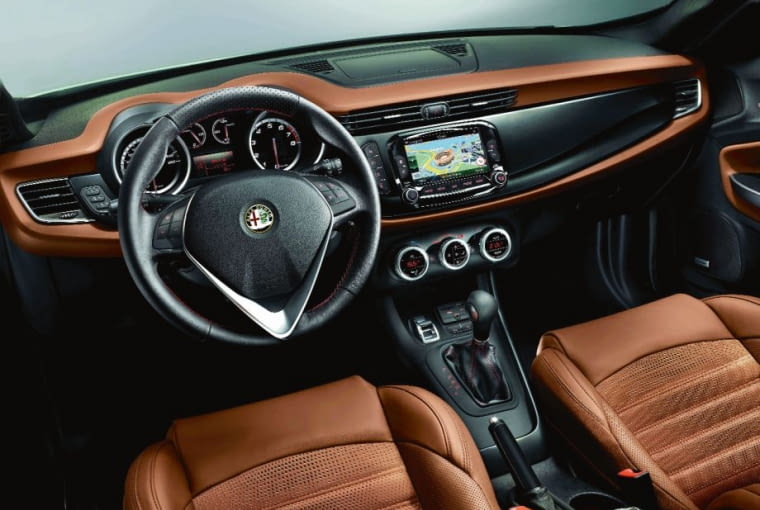Wnętrze Alfa Romeo Giulietta z roku 2014