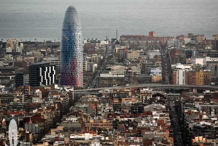 Majestatyczna wieża Torre Agbar wzniesiona w latach 2001-2004 na Plaça de les Glories Catalanes w dzielnicy Poblenou, mieszkańcom Barcelony kojarzy się. z fallusem, choć dla Nouvela inspiracją były raczej obłe szczyty góry Montserrat. jean nouvel, herzog and de meuron, antonio gaudi, top 10, santiago calatrava, barcelona, hiszpania, architektura