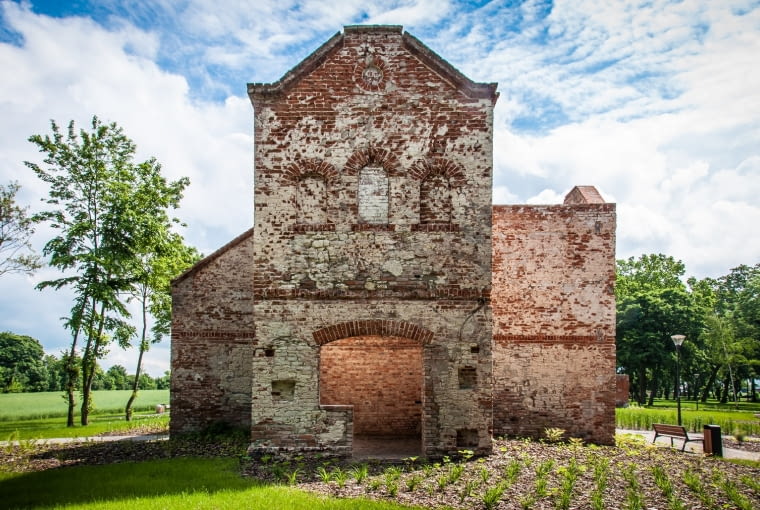 Park na Podzamczu w Łęcznej - ruiny folwarku. Park na Podzamczu w Łęcznej - ruiny folwarku.