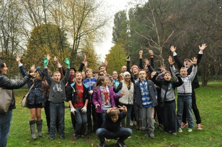 Uczniowie SP nr 321 z Warszawy podczas sadzenia drzew Uczniowie SP nr 321 z Warszawy podczas sadzenia drzew