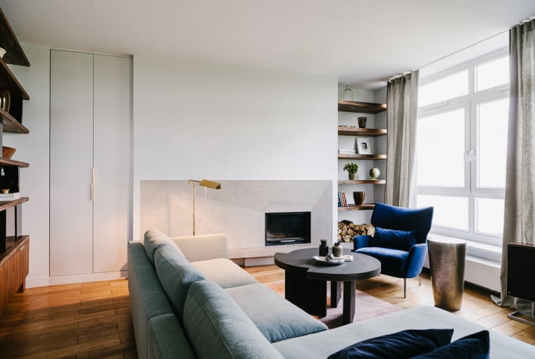 Założeniem była duża i otwarta przestrzeń, podzielona na strefy dedykowane dla różnych użytkowników. Dzięki dużym oknom (układ na 2 strony: południe i wschód) wpada dużo naturalnego światła, które pięknie podkreśla szlachetny urok tekstur i kolorów.