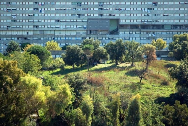 Kompleks mieszkalny Corviale na przedmieściach Rzymu. rzym, corviale, le corbusier, blok, modernizm