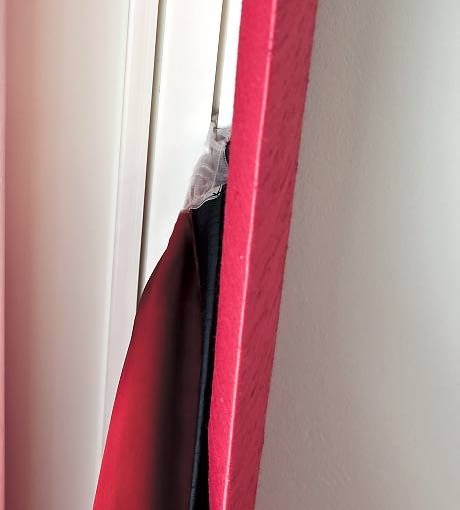 DEKORACJE - OKNO W DOSTOJNEJ SZACIE. Zasłony podszyto podszewką, która usztywnia tkaninę i chroni przed płowieniem. Szyny zasłonił lambrekin.