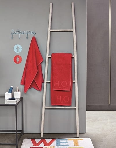 F&F Home: wieszak 'Bathroom' - 9,99 zł; wieszak chłopak/dziewczyna - 6,99 zł; ręcznik do rąk - 26,99 zł; ręcznik kąpielowy - 51,99 zł; dywanik - 53,99 zł; mydelniczka - 12,49 zł; kubek na szczoteczki do zębów - 15,99 zł; dozownik mydła - 23,99 zł. F&F Home, dodatki, akcesoria, wnętrza, nowa kolekcja, nowości, tekstylia