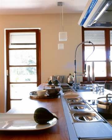 Pojemniki wbudowane w blat służą do przechowywania ryżu,kaszy i innych sypkich produktów spożywczych. Osoba przygotowująca posiłek ma pod ręką potrzebne składniki.