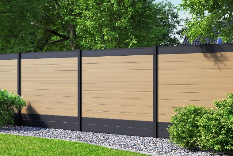 Ogrodzenie kompozytowe doskonale pasują do współczesnych trendów. Wyróżniają się stonowaną kolorystyką, która idealnie współgra  z zielenią ogrodu