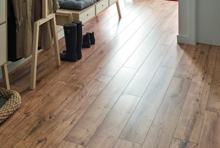 Przy panelach na podłogówkę warto zwrócić uwagę na klasę ścieralności. Określa ją symbol AC oraz wartość liczbowa. Im wyższa liczba, tym lepsza odporność okładziny na ścieranie Przy panelach na podłogówkę warto zwrócić uwagę na klasę ścieralności. Określa ją symbol AC oraz wartość liczbowa. Im wyższa liczba, tym lepsza odporność okładziny na ścieranie