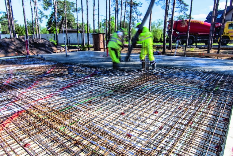 Gdy jest gotowa izolacja płyty, układa się jej zbrojenie. W celu ułatwienia i przyspieszenia prac stosuje się siatki zbrojeniowe lub zbrojenie rozproszone dodawane do mieszanki betonowej