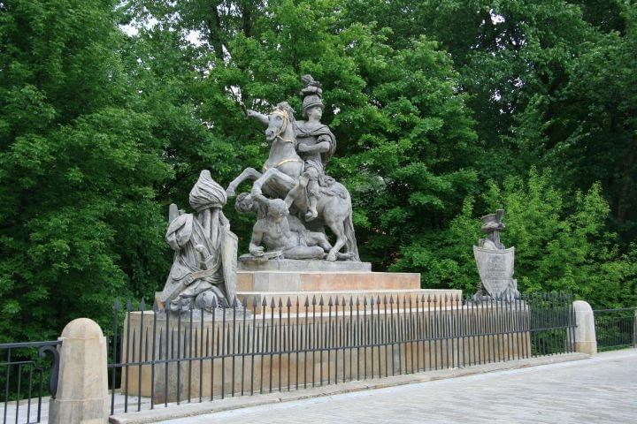 Zaprojektowany przez Andrzeja Le Bruna. Wykonano z bloku kamiennego sprowadzonego z Szydłowca, przygotowanego w czasach Sobieskiego.