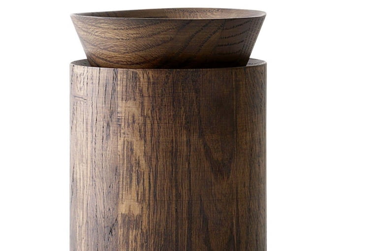 PROSTA FORMA. Wooden Bowl to ekskluzywny słój z litego drewna. Zachwyca prostotą formy i pięknym rysunkiem drewna. Poza funkcją dekoracyjną, może służyć do przechowywania drobiazgów (z wyjątkiem żywności). menu.as/fabrykaform.pl