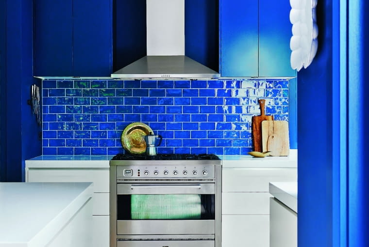 Na ścianie hiszpańskie płytki ceramiczne Azul Zafiro kupione w Signorino Tile Gallery. Ciekawy efekt dało pomalowanie górnych szafek na kolor ścian - stały się prawie niewidoczne. Wiszący talerz Astier de Villatte, misa - Tom Dixon. Na ścianie hiszpańskie płytki ceramiczne Azul Zafiro kupione w Signorino Tile Gallery. Ciekawy efekt dało pomalowanie górnych szafek na kolor ścian - stały się prawie niewidoczne. Wiszący talerz Astier de Villatte, misa - Tom Dixon.