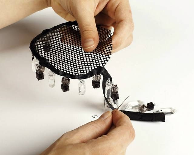 2. Każdy element obszywamy taśmą z koralikami lub wąskim paskiem futerka o długim włosie. Style: "naj"