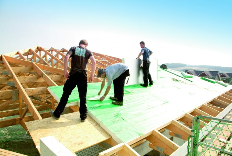 Niektóre materiały termoizolacyjne układane  ponad krokwiami mogą być montowane bez  deskowania