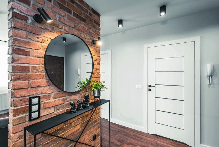 Ściana z cegły w przedpokoju to popularny i stylowy element aranżacji, który może dodać przestrzeni charakteru i surowego uroku Ściana z cegły w przedpokoju to popularny i stylowy element aranżacji, który może dodać przestrzeni charakteru i surowego uroku