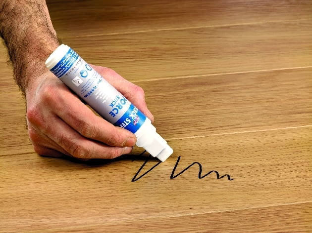 Markerem usuniemy ślady pasty do butów czy flamastrów. Kosztuje on około 25 zł. naprawa paneli