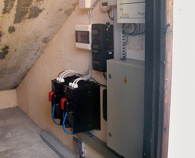 Urządzenia elektrowni - m.in. akumulator, inwerter odnawialne źródła energii, elektrownia wiatrowa