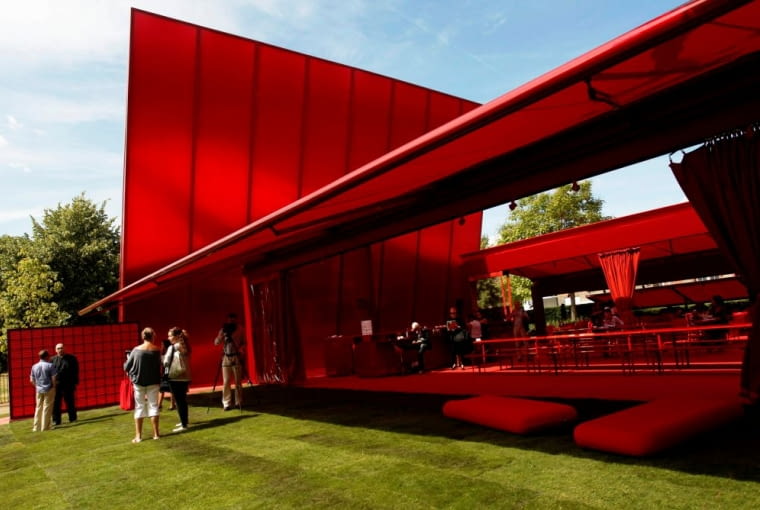 Zaprojektowany przez Jeana Nouvela pawilon Red Sun w londyńskim Hyde Parku posłuży jako przestrzeń publiczna i postoi do 17 października. Jean Nouvel zaprojektował pawilon Red Sun w londyńskim Hyde Parku na zamówienie renomowanej Serpentine Galerie