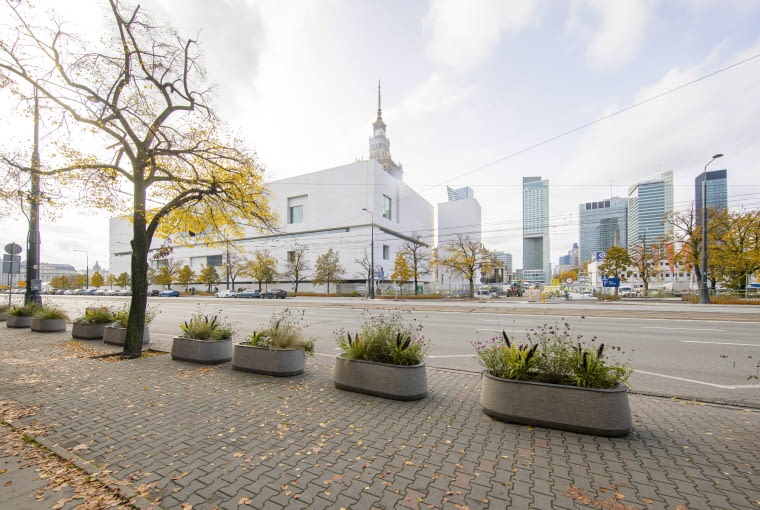 Budynek Muzeum Sztuki Nowoczesnej w Warszawie, widok od ulicy Marszałkowskiej.