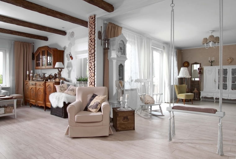 W saloniegospodyni umiejętnie zestawiła meble z sieciówek (często 'stunningowane') ze sprzętami stylizowanymi na ludwiki. Fotel z IKEA został ubrany w nowy pokrowiec (dekoria.pl). Stojąca obok skrzynia pierwotnie miała biały kolor, ale Ania zawoskowała ją na kolor drewna. Zegar z witryną kupiła w sklepie internetowym (francuskieklimaty.pl). W głębi strefy wypoczynkowej stoi komoda z wiszącą witrynką z targu staroci. Na podłodze - panele imitujące bielony dąb (firmy Egger).