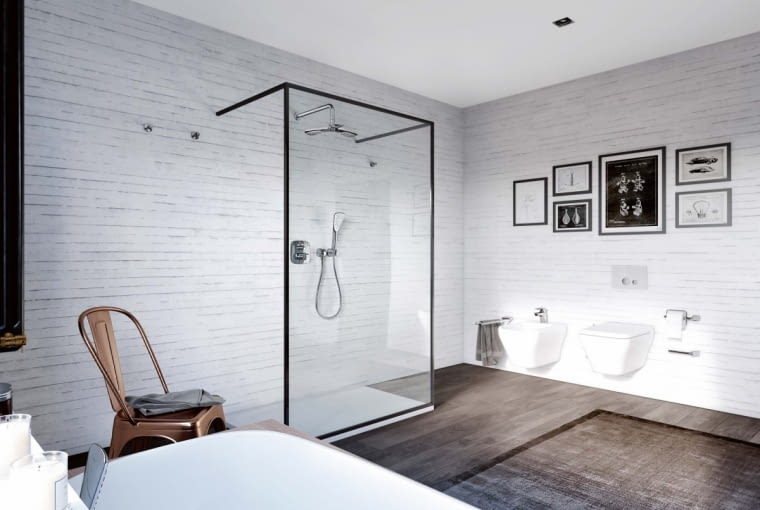 TROCHĘ SZTUKI. Sztuka zawsze wzbogaca wnętrze, w tym i łazienkę. Z minimalistyczną kabiną i białymi ścianami dobrze komponuje się czarno-biała fotografia. Trzeba tylko pamiętać o wodoszczelnej oprawie. kludi.pl