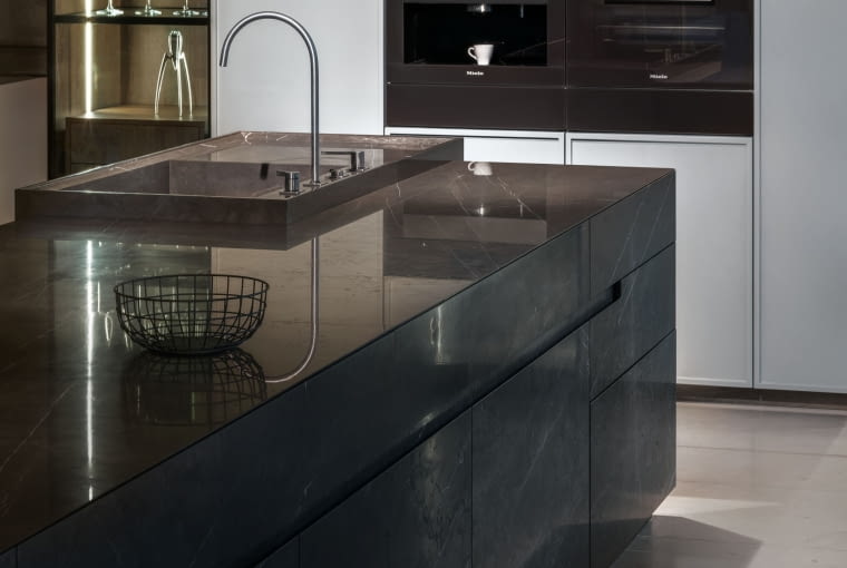 Wyspa zbudowana w całości z kamienia stanowi centralny punkt we wnętrzu.