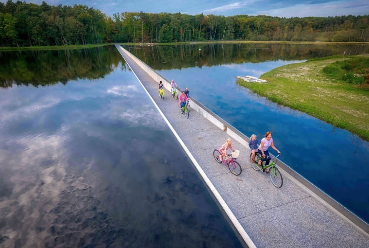 „Cycling throug Water - ścieżka rowerowa w Belgii biegnąca przez środek jeziora. Proj. BuroLandschap „Cycling throug Water - ścieżka rowerowa w Belgii biegnąca przez środek jeziora. Proj. BuroLandschap