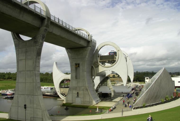 Falkirk Wheel - czyli jedyna taka na świecie winda dla barek rzecznych w Szkocji. Łączy kanały Union z Forth and Clyde, pomiędzy którymi jest 24 metry różnicy wysokości konstrukcja, szkocja, wielka brytania, beton