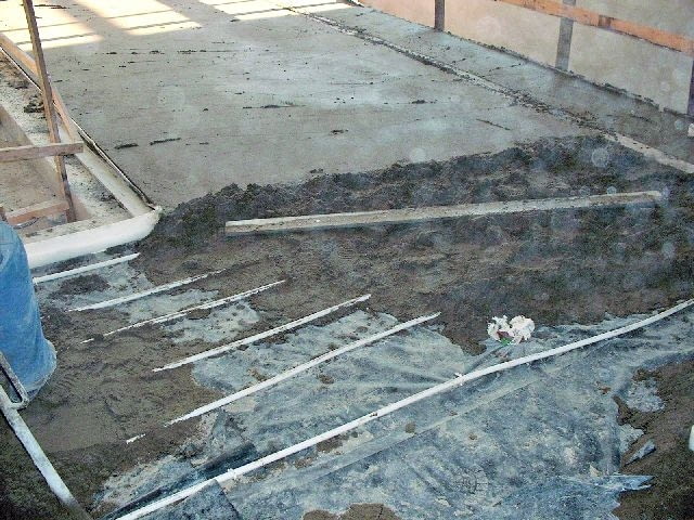 Poprawnie przygotowana mieszanka betonowa przypomina konsystencją mokry piasek.