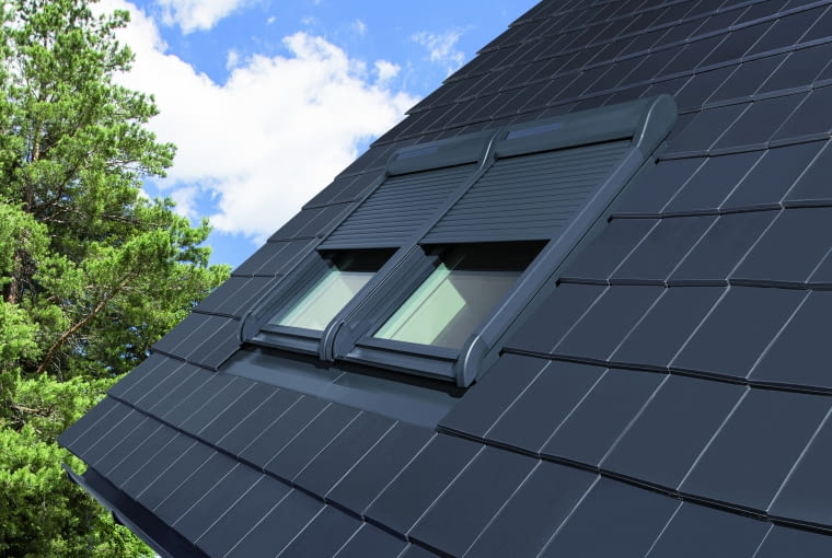 Elektryczne okna dachowe i elektryczne rolety zewnętrzne działają automatycznie pod wpły wem zmieniającej się temperatury na poddaszu. Ich pracę kontroluje specjalny czujnik tem peratury. A dzięki odpowiedniej aplikacji można to wszystko kontrolować zdalnie Elektryczne okna dachowe i elektryczne rolety zewnętrzne działają automatycznie pod wpły wem zmieniającej się temperatury na poddaszu. Ich pracę kontroluje specjalny czujnik tem peratury. A dzięki odpowiedniej aplikacji można to wszystko kontrolować zdalnie