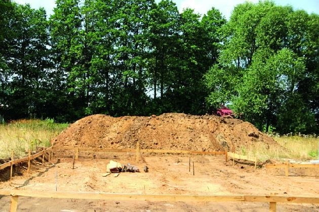 Wyznaczenie obrysu domu za pomocą kołków wbitych w ziemię Wyznaczenie obrysu domu za pomocą kołków wbitych w ziemię