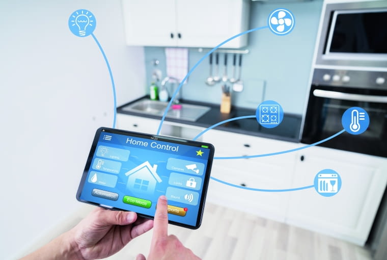Coraz więcej inwestorów bierze pod uwagę montaż systemu smart home, który pozwala wygodnie sterować na przykład oświetleniem i temperaturą w pomieszczeniach czy poszczególnymi urządzeniami w domu Coraz więcej inwestorów bierze pod uwagę montaż systemu smart home, który pozwala wygodnie sterować na przykład oświetleniem i temperaturą w pomieszczeniach czy poszczególnymi urządzeniami w domu