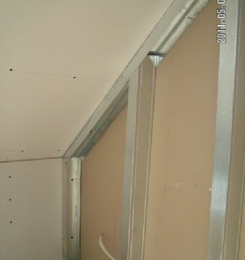 Ruszt ściany działowej montuje się po wykonaniu obudowy skosu i ściany kolankowej Ruszt ściany działowej montuje się po wykonaniu obudowy skosu i ściany kolankowej