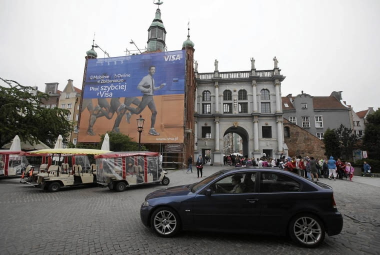 Nielegalna reklama na Dworze Bractwa Św. Jerzego 04.06.2013 Gdansk . Nielegalna reklama na Zlotej Bramie . Fot. Dominik Sadowski / Agencja Gazeta SLOWA KLUCZOWE: Bon Jovi