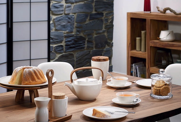 Pora na herbatkę Porcelanowy serwis do herbaty z drewnianymi elementami inspirowany naczyniami z angielskiej herbaciarni. Imbryk 359 zł, filiżanka ze spodkiem 105 zł, patera 259 zł, cukiernica 129 zł, mlecznik 99 zł, pojemnik na herbatę 179 zł, Artesano Tea, Villeroy & Boch, villeroy-boch.pl