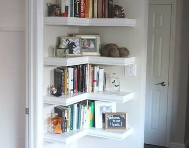 Zazwyczaj narożniki pozostawiamy niezagospodarowane. Jednak niesłusznie. Narożne półki najlepiej pozwolą nam wykorzystać tą trudno dostępną przestrzeń.