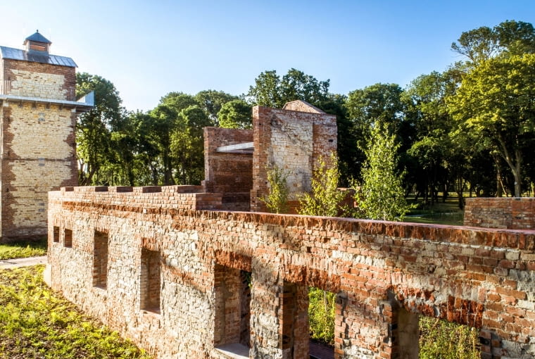 Park na Podzamczu w Łęcznej - ruiny folwarku. Park na Podzamczu w Łęcznej - ruiny folwarku.